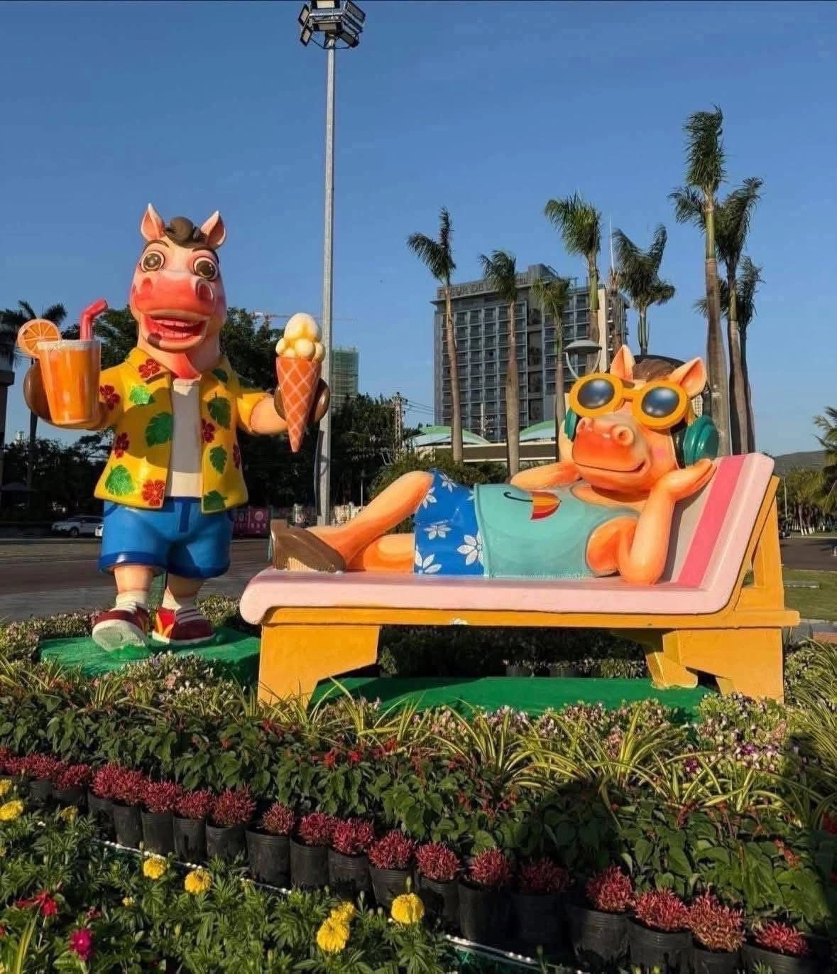 Cụm linh vật ngựa ở Gia Lai được nhân hóa với vóc dáng tròn trịa, gương mặt ngộ nghĩnh, khoác lên mình áo hoa sặc sỡ, quần short, tay cầm ván lướt sóng, phao bơi và các phụ kiện gợi không khí nghỉ dưỡng.