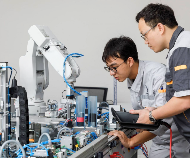 Sinh viên theo học ngành này sẽ được trang bị kiến thức từ cơ bản đến chuyên sâu về mạch điện tử, xử lý tín hiệu, vi xử lý, truyền dẫn vô tuyến, thông tin quang và hệ thống mạng.