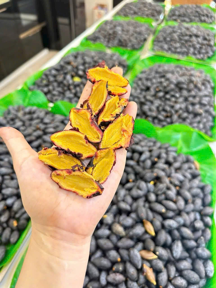 Khi đã om mềm, trám nếp đen có thể dùng để chế biến nhiều món ăn hấp dẫn.