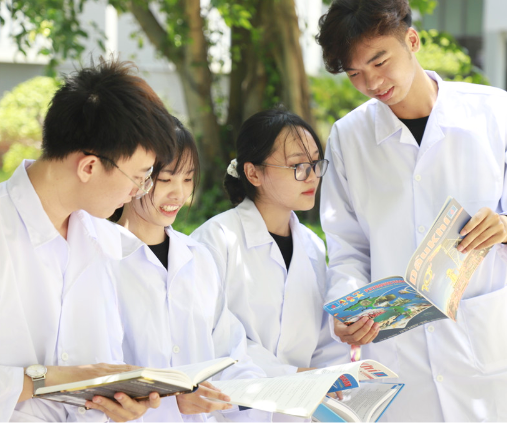 Một điểm đặc trưng của ngành Kỹ thuật Dầu khí là tính liên ngành rất cao. Sinh viên không chỉ học về kỹ thuật khoan và khai thác mà còn phải nắm được các kiến thức liên quan đến địa chất, địa vật lý, địa kỹ thuật và môi trường.