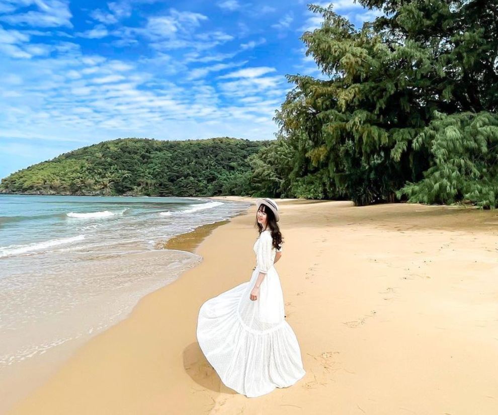 Theo kinh nghiệm du lịch, khoảng thời gian từ tháng 3-9 được xem là đẹp nhất để khám phá Đầm Trầu. Lúc này, biển êm, trời trong xanh, ít mưa, rất thuận lợi cho các hoạt động ngoài trời cũng như chụp ảnh.