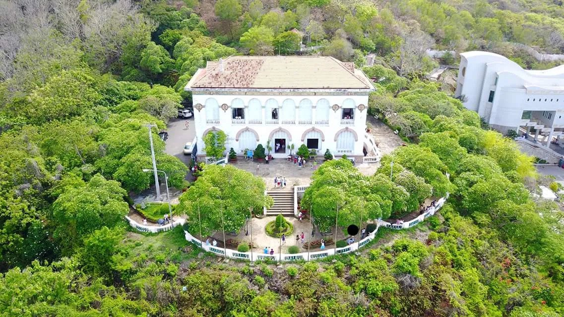 Hiện nay, Bạch Dinh được dùng làm bảo tàng, trưng bày các chuyên đề như: đồ gốm thời Khang Hy vớt được từ xác tàu cổ đắm tại khu vực Hòn Cau - Côn Đảo, súng thần công cùng nhiều hiện vật có giá trị khác được tìm thấy qua các đợt khai quật khảo cổ ở địa phương…