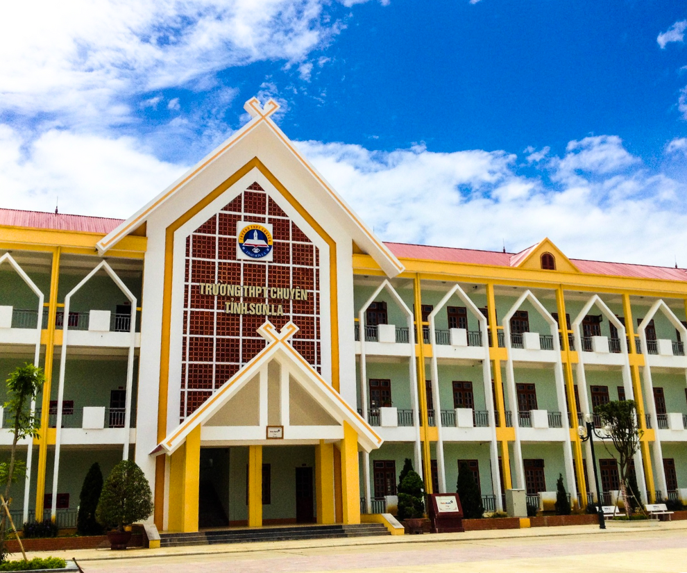 Ngôi trường này sở hữu cơ sở vật chất khang trang, hiện đại đáp ứng nhu cầu học tập của học sinh Sơn La.