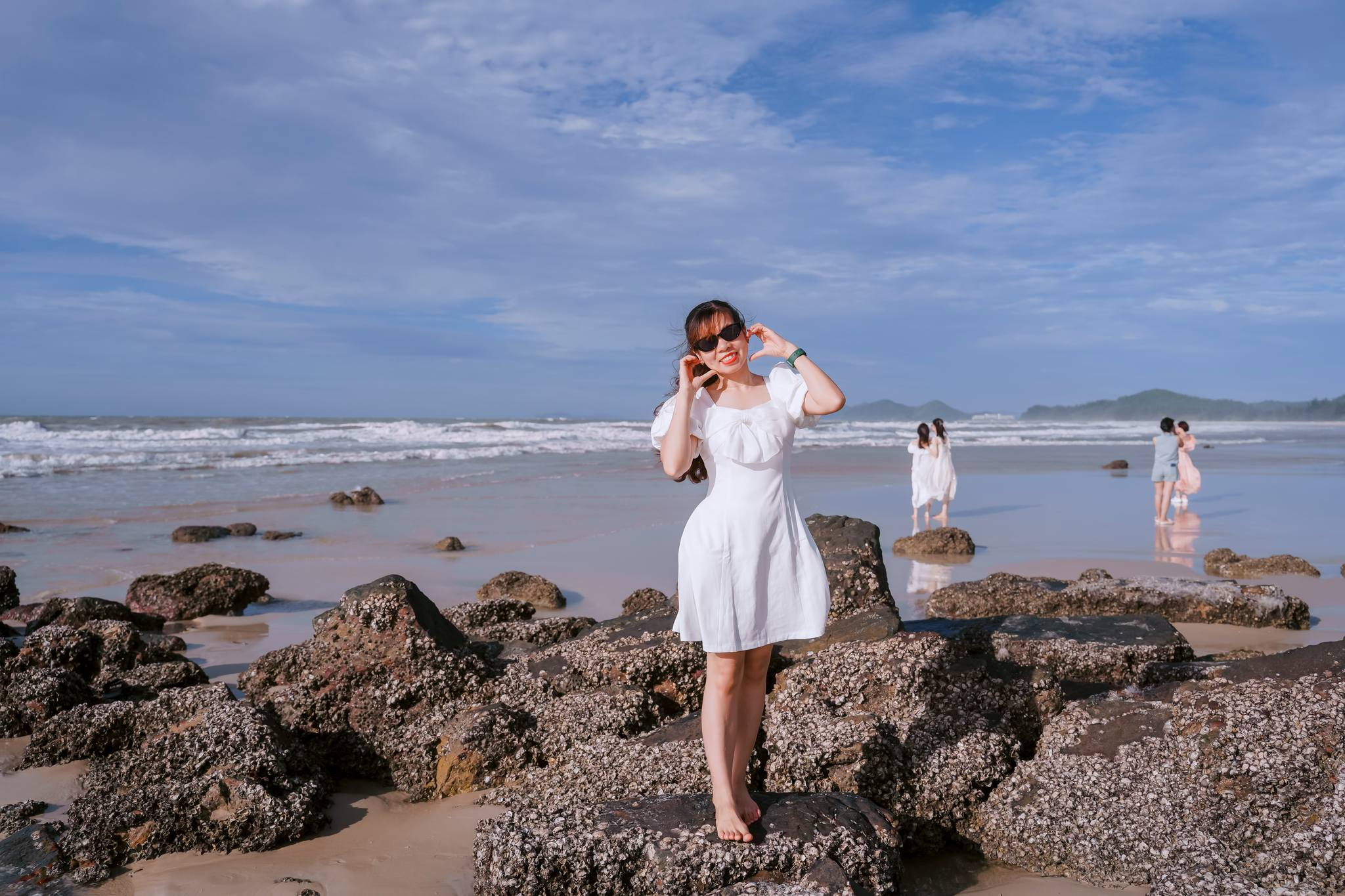 Đúng Như Tên Gọi, Bãi Robinson Quan Lạn Mang Vẻ Đẹp Hoang Sơ, Tách Biệt Tựa Như “Thiên Đường Bị Lãng Quên”. Điểm Đến Ghi Dấu Ấn Với Bãi Cát Trắng Trải Dài, Nước Biển Trong Vắt Và Hai Bên Là Những Cồn Đá Tự Nhiên Nhô Cao Tạo Nên Khung Cảnh Vừa Hùng Vĩ Vừa Thơ Mộng.