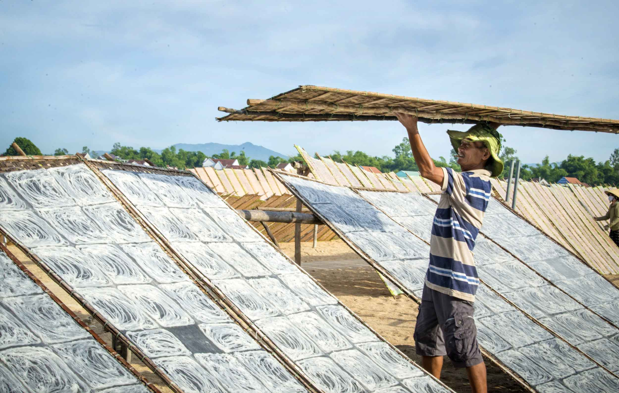 Sự kết hợp giữa nắng, gió và con người ở ngôi làng nhỏ tạo nên nét đặc biệt của bún song thằn.