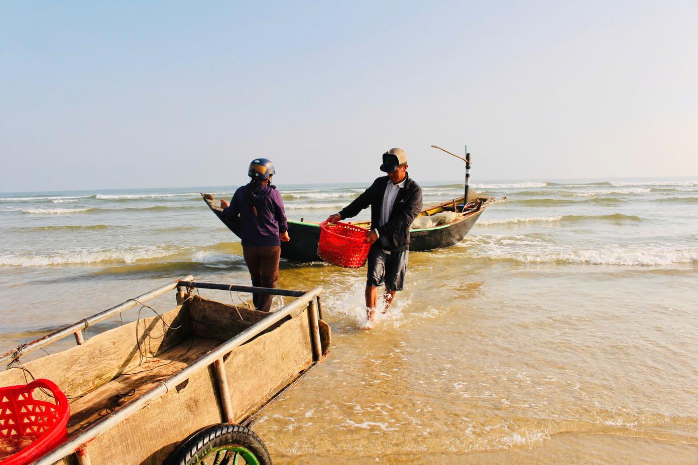 Những ngày này, dọc khu vực bờ biển bãi ngang Hà Tĩnh, không khí khai thác hải sản của ngư dân diễn ra sôi động. Tranh thủ thời tiết thuận lợi, nắng đẹp, biển êm, nhiều ngư dân đã ra khơi đánh bắt ruốc và các loại hải sản gần bờ, mang về sản lượng lớn.