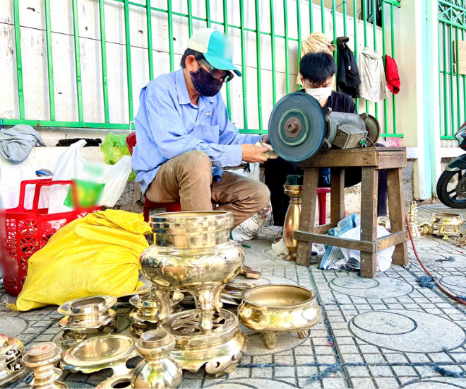 Nghề đánh lư đồng là nghề chỉ xuất hiện nhiều vào mỗi dịp Tết, mang lại thu nhập rủng rỉnh cho những người thợ lành nghề.