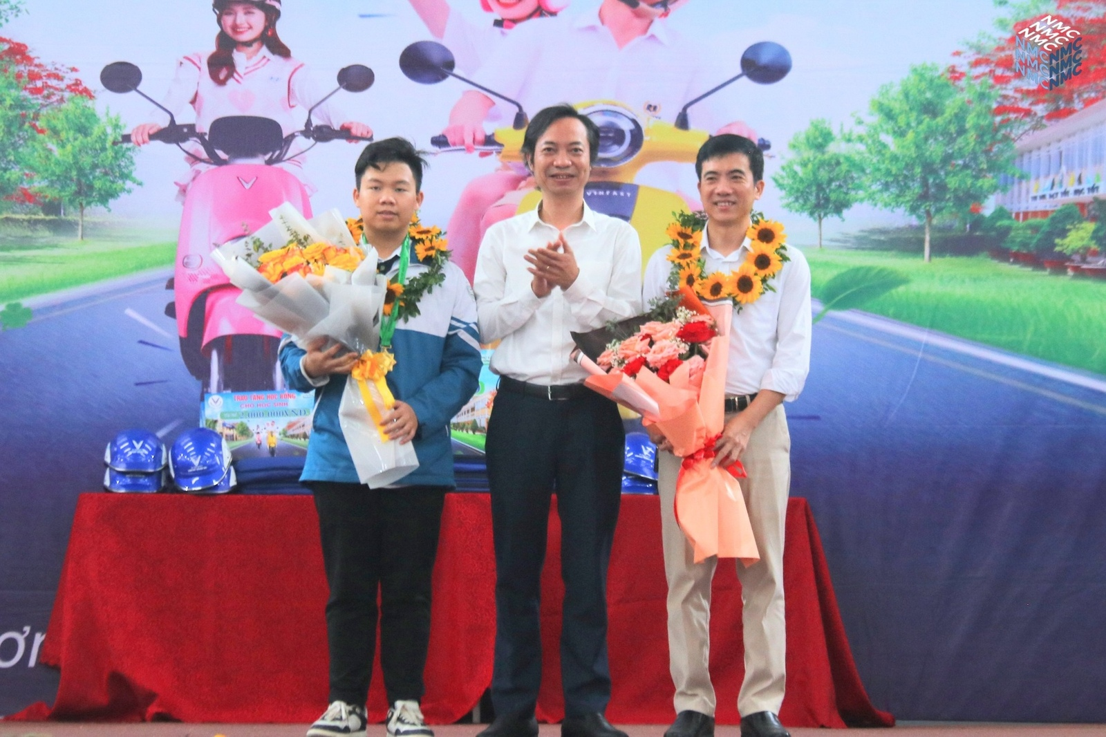 Em Vũ Việt Hà (trái) - vinh dự khi là một trong 6 học sinh tham dự kỳ thi Olympic Toán quốc tế năm 2025 