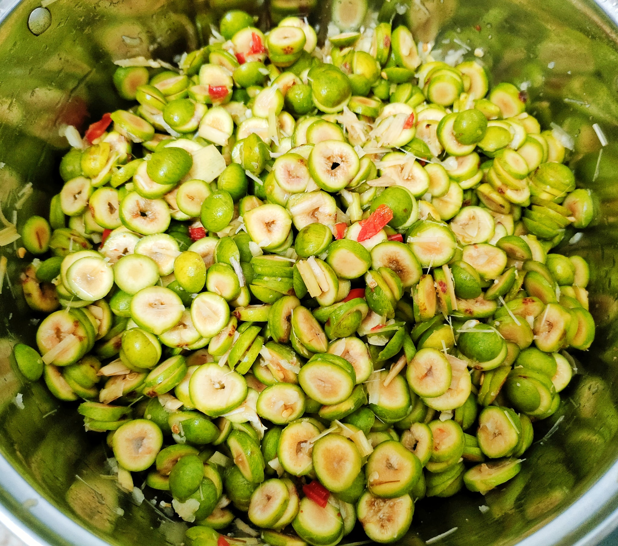 Món phổ biến nhất chính là gỏi sung, hương vị chua, hơi chát nhẹ khi trộn đều cùng gia vị lại mang đến sức hấp dẫn khó cưỡng.