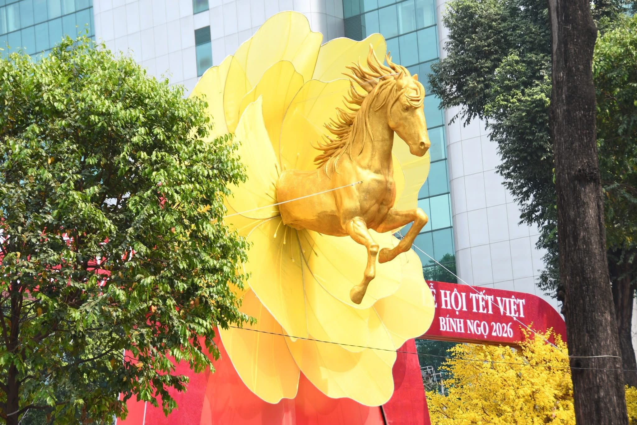 Linh vật ngựa bay ra từ hoa mai vàng là điểm nhấn độc đáo tại Nhà văn hóa Thanh Niên (phường Sài Gòn, TP.HCM) thu hút nhiều du khách đến check-in.