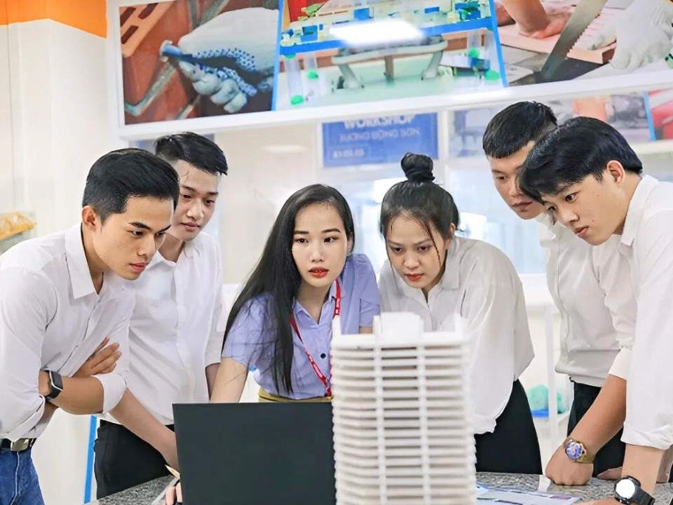 Hiện nay, nhiều trường đại học đã tích hợp AI và công nghệ số vào chương trình đào tạo Kỹ thuật xây dựng, giúp sinh viên tiếp cận mô hình thông minh, dự báo dữ liệu và tối ưu thiết kế, từ đó đáp ứng tốt hơn nhu cầu thực tế của thị trường lao động.
