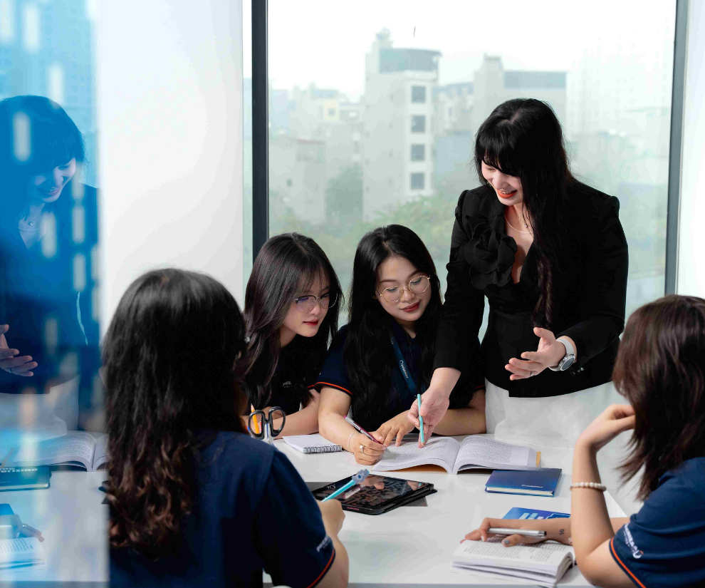 Nhiều trường đại học hiện nay cũng chú trọng các học phần thực hành như kỹ năng soạn thảo hợp đồng, phân tích vụ việc pháp lý hay tham gia mô phỏng phiên tòa. Điều này giúp sinh viên làm quen với môi trường nghề nghiệp ngay từ khi còn trên ghế nhà trường.