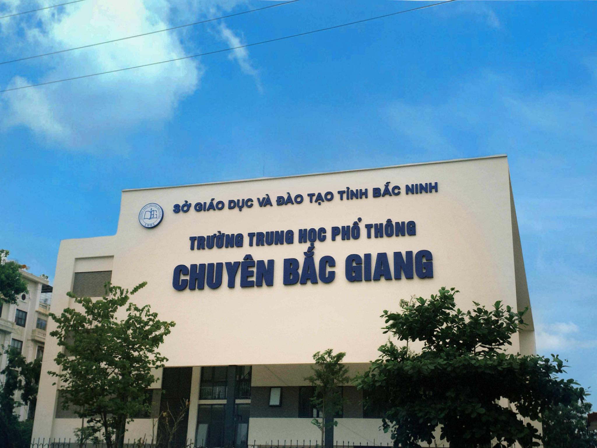 Nhờ mô hình đào tạo chuyên sâu, nhiều thế hệ học sinh của trường đã đạt thành tích cao trong các kỳ thi học sinh giỏi quốc gia và các kỳ thi tuyển sinh đại học. Trường thường xuyên nằm trong nhóm các trường THPT có điểm thi đại học cao nhất cả nước.