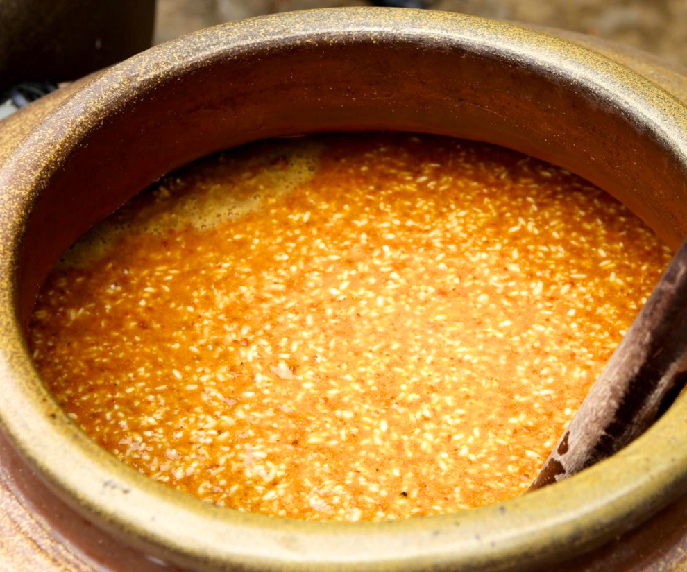 Nhút Thanh Chương, tương Nam Đàn - một câu nói như nằm lòng của người dân Nghệ An là đề cập đến 2 món ngon của vùng đất này. Tương Nam Đàn là đặc sản nức tiếng, để có được những chum tương thơm phức đều không phải dễ dàng. Đó là cả quá trình tỉ mỉ lựa chọn nguyên liệu chất lượng nhất đến các công đoạn ủ, phơi khô và ngạ tương.