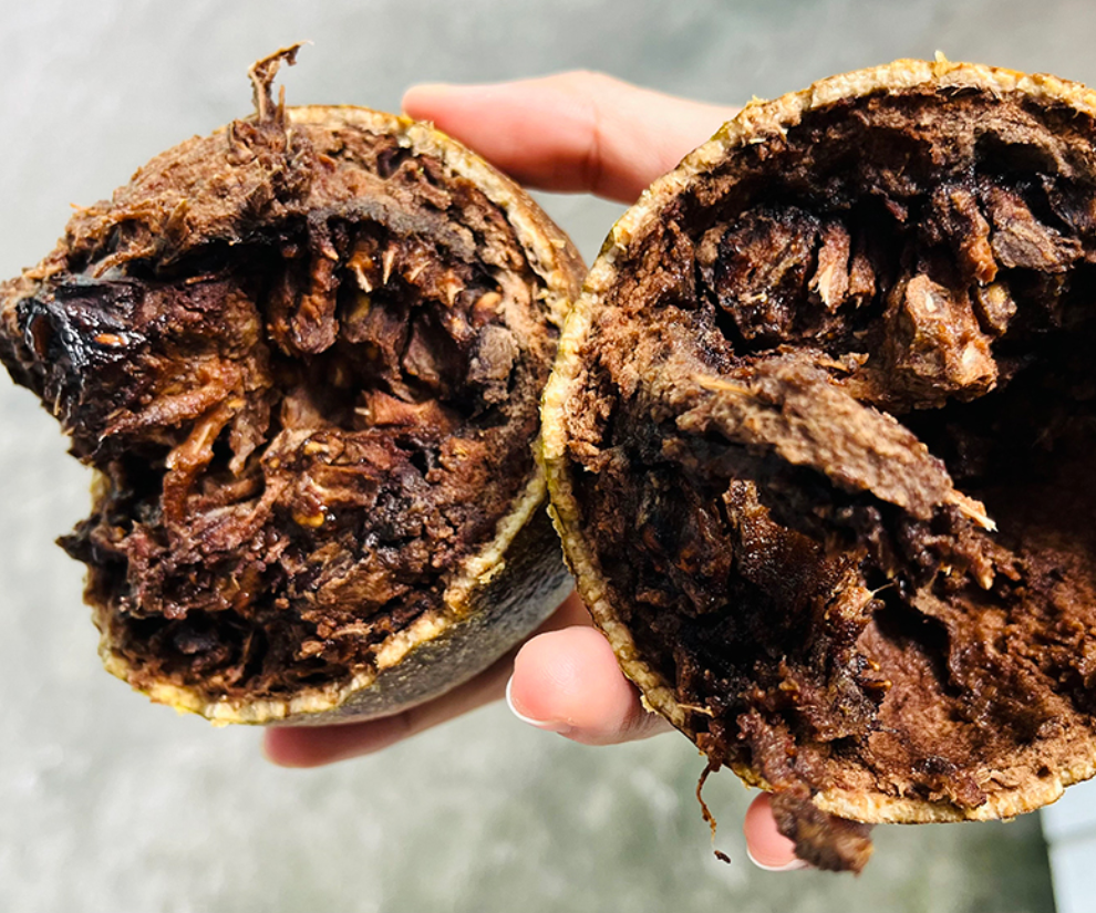 Từ hình thức đến mùi vị, loại trái cây này đều kén người ăn. Bởi nếu không quen, có người phải “nhăn mặt”. Còn nếu đã từng thưởng thức qua, thì mùi vị sẽ lưu luyến, nhất định đến mùa nhất định phải tìm mua vài trái để giải khát đã thèm.