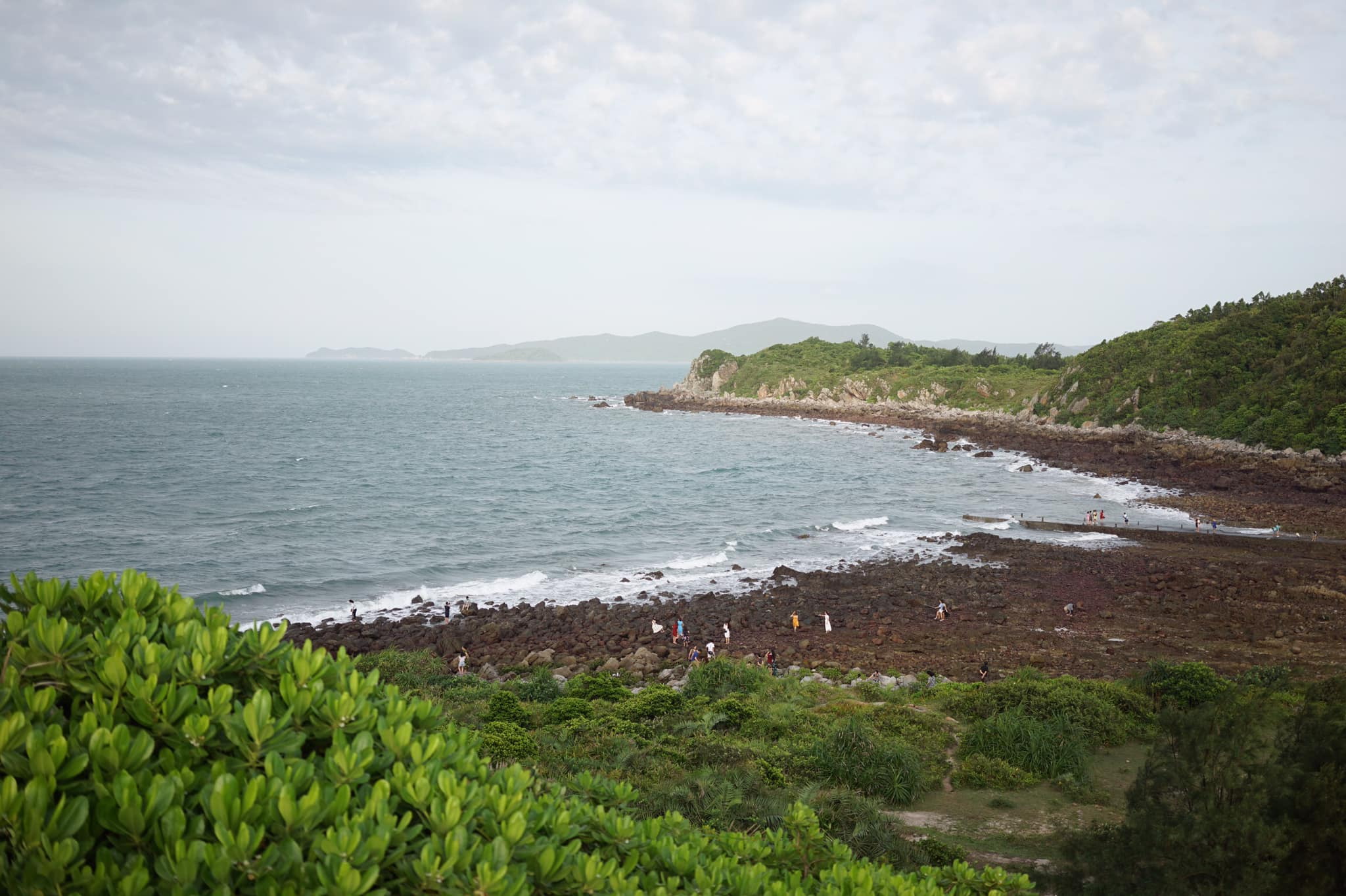 Tuy Di Chuyển Đến Eo Gió Đoạn Đường Khá Vất Vả, Song Khi Đến Đây Du Khách Sẽ Được Phóng Tầm Mắt Nhìn Cảnh Quan Thiên Nhiên Tuyệt Đẹp.