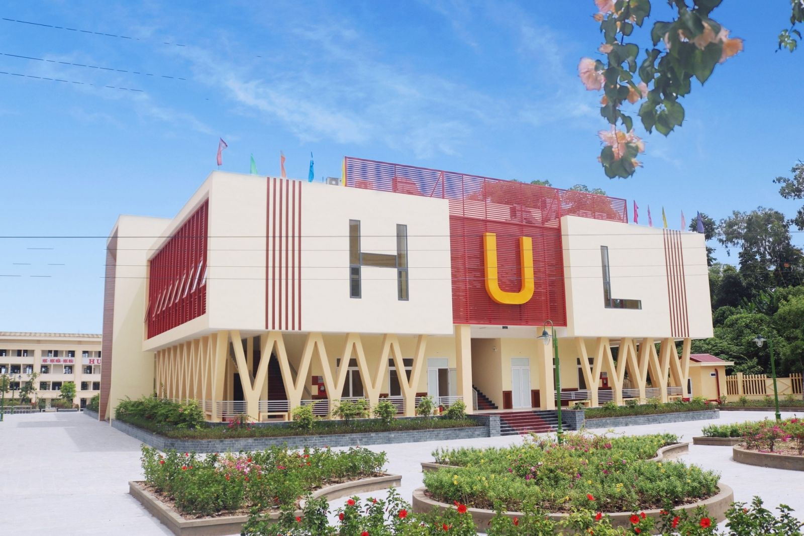 Trường Đại học Luật - ĐH Huế có mức điểm chuẩn dễ chịu, dao động từ 22-23,5 điểm với các tổ hợp xét tuyển chính như A00, C00, C19, C20... 