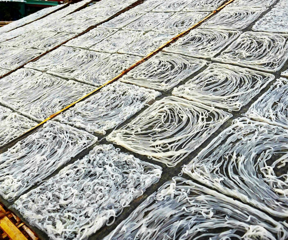 Bún song thằn giàu dinh dưỡng và vị ngon lạ nên trước kia được các vua thời Nguyễn ưa chuộng, những người thợ được triệu về kinh đô Huế làm tại chỗ. Tuy nhiên, bún làm trong kinh thành không ra vị gốc, bởi thiếu gió nước sông Kôn. Từ đó, đặc sản này nằm trong danh sách nguyên liệu ẩm thực mà người dân nơi đây phải tiến vua hằng năm.