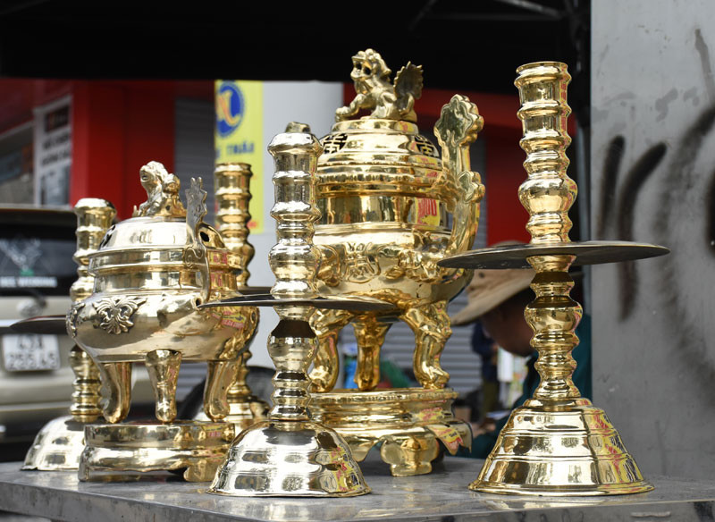 Được biết lư đồng rất đa dạng, từ kích cỡ, số món, độ tinh xảo, tuổi đời, từ hàng thủ công truyền thống cho tới hàng công nghiệp nên công sức bỏ ra cũng khác nhau, độ rủi ro cũng rất cao.