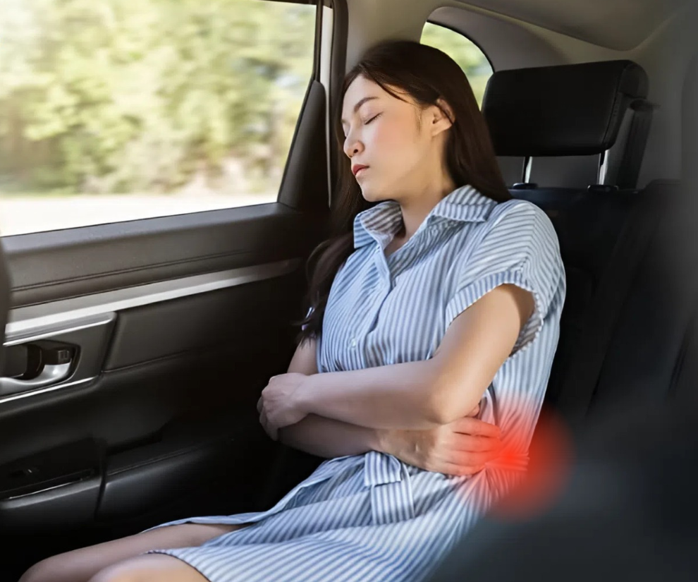 Ở độ trung ni&ecirc;n thường cảm nhận r&otilde; nhất sự &ecirc; ẩm, đau nhức, mệt mỏi khi ngồi t&agrave;u, xe. (Ảnh minh họa)