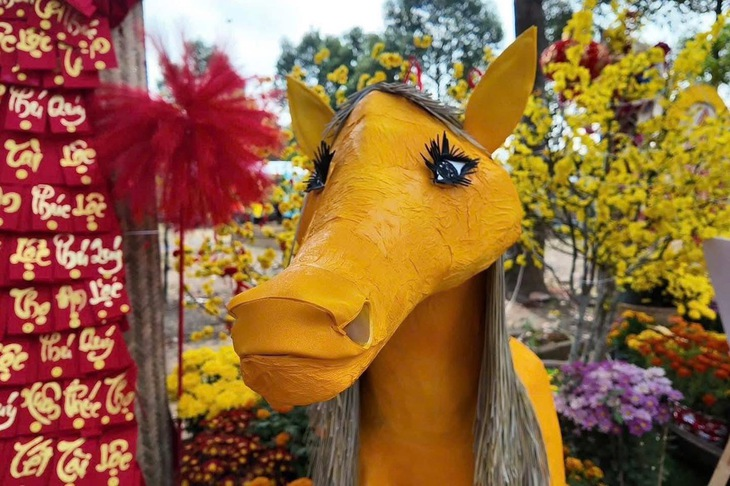 Linh vật ngựa mừng xuân Bính Ngọ ở Mỹ Phong, Đồng Tháp với cặp mi được chải mascara cong vút khiến cộng đồng mạng bật cười.