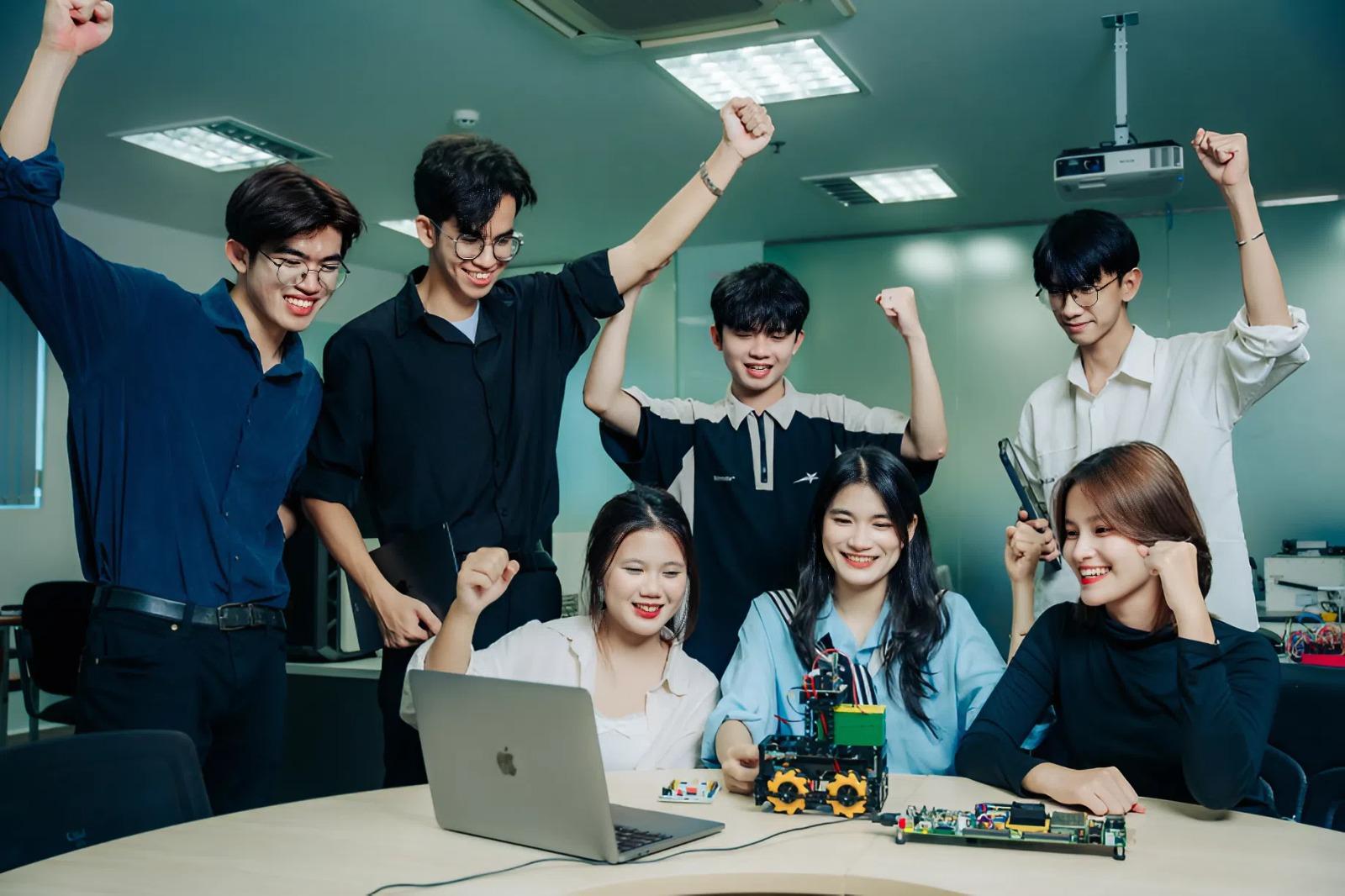 Vật lý kỹ thuật là ngành dành cho các bạn yêu thích vật lý hiện đại, đam mê khám phá bản chất của công nghệ, hứng thú với nano, bán dẫn, vật liệu mới và các hệ thống kỹ thuật phức tạp.