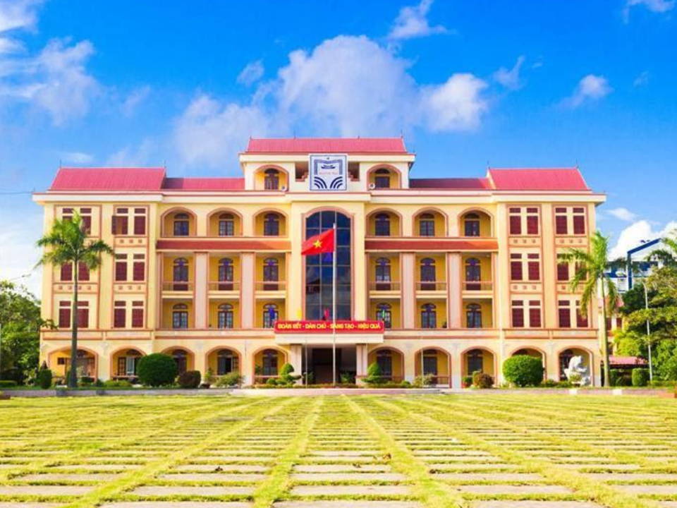 Tiền thân của trường THPT Chuyên Nguyễn Trãi là trường Phổ thông Năng khiếu Hải Hưng được thành lập từ những năm 1980, sau đó nhiều lần đổi tên và hoàn thiện mô hình để trở thành THPT Chuyên Nguyễn Trãi như hiện nay.