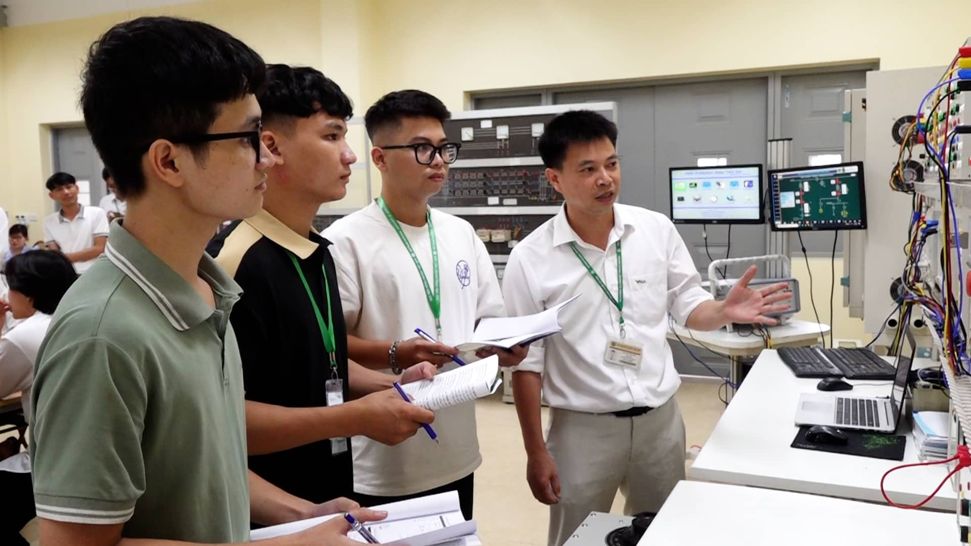 Mức thu nhập của sinh viên Kỹ thuật Điện - Điện tử sau khi ra trường trung bình dao động từ 10-15 triệu đồng. Con số này có thể tăng gấp nhiều lần nếu tích lũy kinh nghiệm được 2-3 năm.