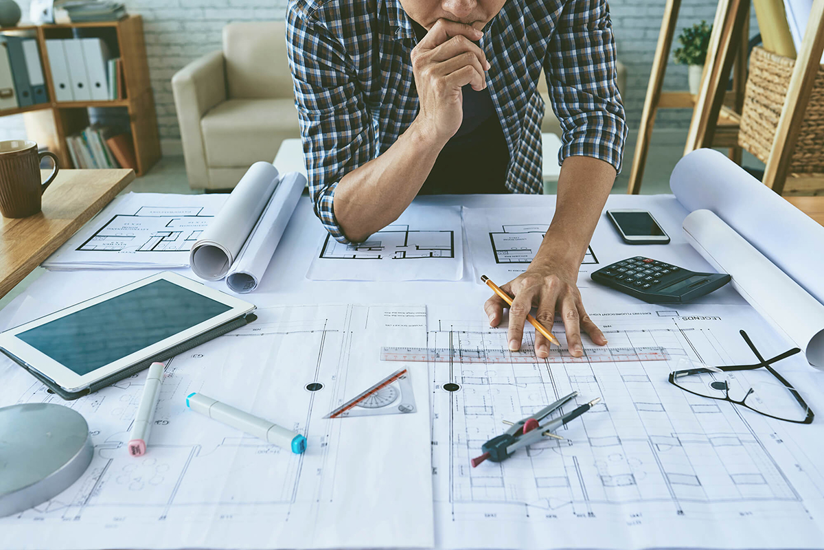 Ngành Kiến trúc bao gồm nhiều chuyên ngành như thiết kế nhà ở, kiến trúc đô thị, quy hoạch hạ tầng, kiến trúc cảnh quan và nội thất. Mỗi lĩnh vực đòi hỏi tư duy sáng tạo, khả năng thẩm mỹ cùng kiến thức kỹ thuật để tạo nên những không gian sống tiện nghi và bền vững.
