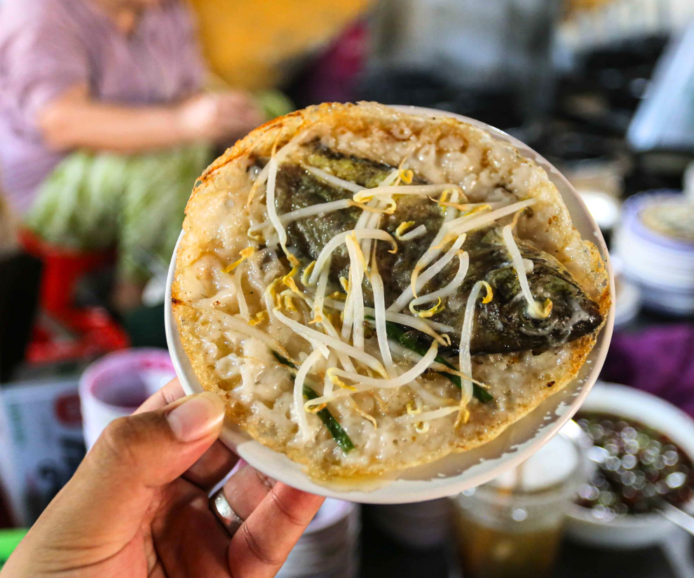 Không cầu kỳ như những món cung đình, bánh khoái cá kình mang trong mình tinh thần ẩm thực dân dã của người Huế.