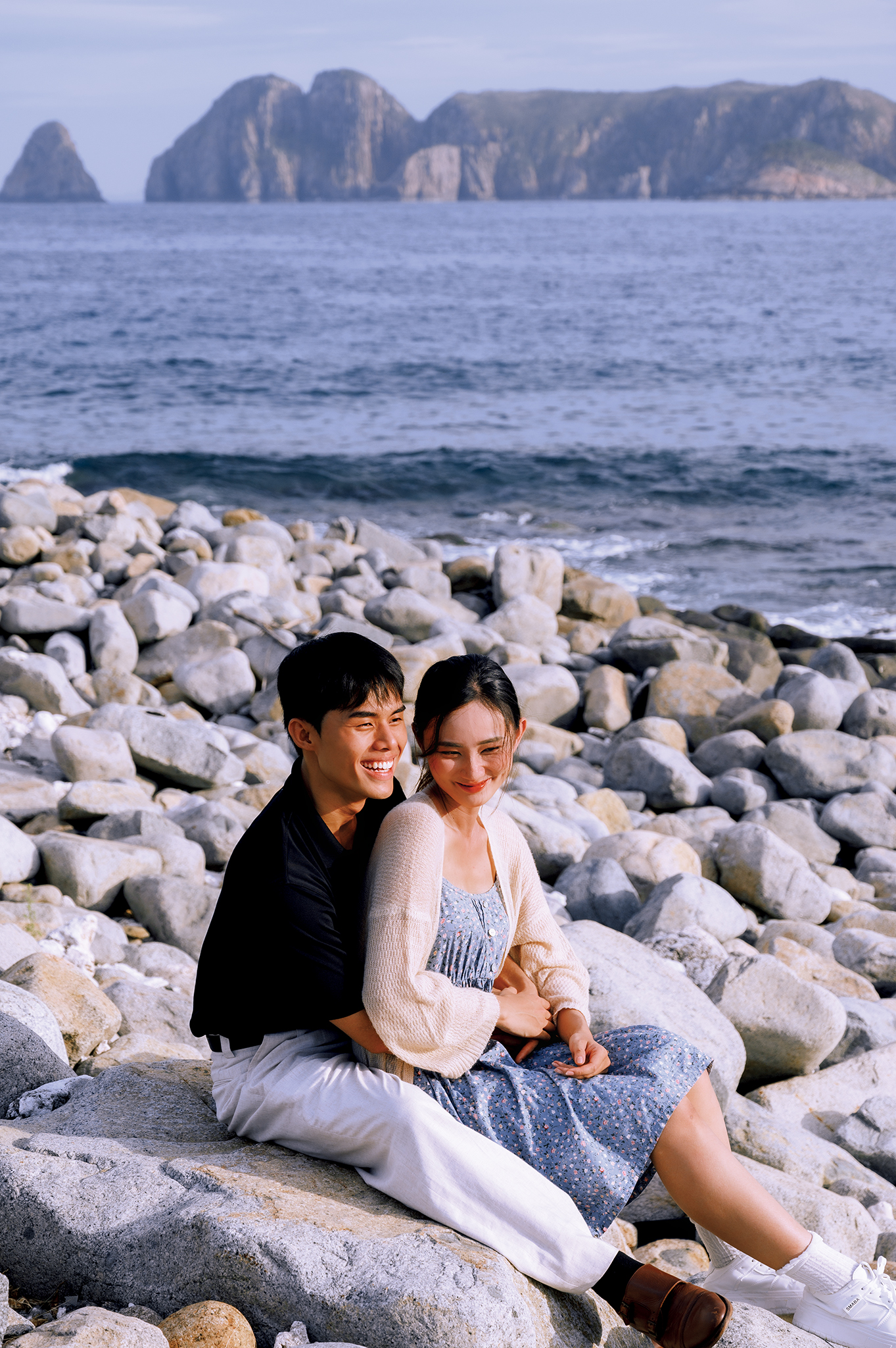 Bãi đá trứng ở đảo Bích Đầm là một trong những điểm check-in độc đáo khiến nhiều du khách thích thú. Những khối đá tròn nhẵn, xếp san sát nhau như những quả trứng khổng lồ nằm dọc bờ biển tạo nên khung cảnh rất lạ mắt. Khi thủy triều rút, bãi đá hiện ra giữa làn nước xanh trong, trở thành góc chụp ảnh ấn tượng được nhiều người săn tìm.