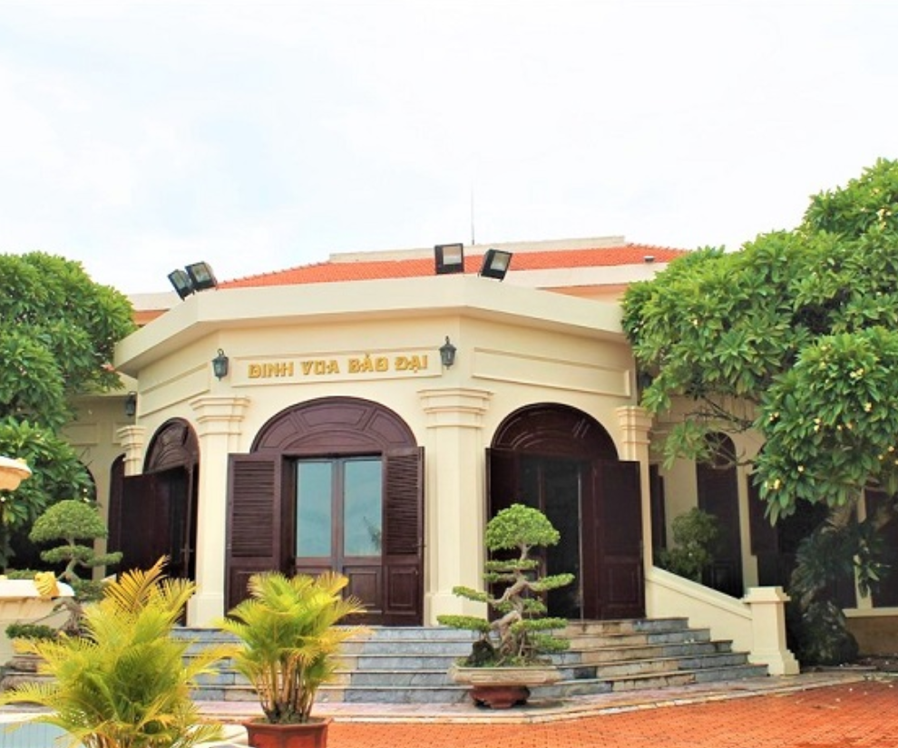 Năm 1949, ngôi biệt thự mang tên là Biệt thự Bảo Đại, hay còn được gọi là “Lầu Bảo Đại”.