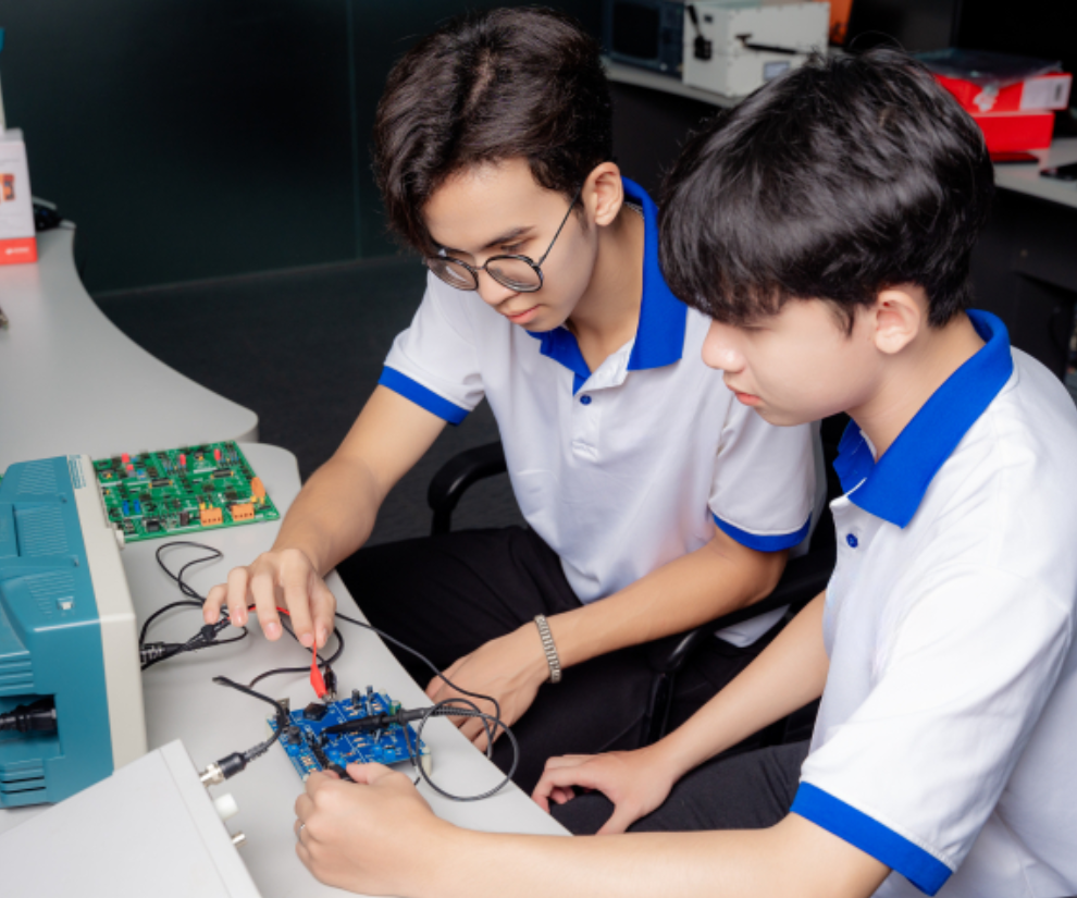 Kỹ thuật máy tính là lĩnh vực tập trung vào thiết kế, phát triển và tối ưu các hệ thống máy tính, từ vi xử lý, bo mạch, hệ thống nhúng cho đến mạng máy tính và hệ điều hành.