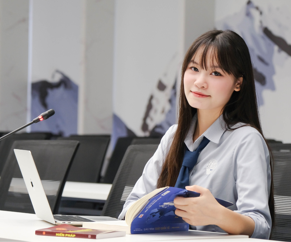 Cử nhân luật sau khi ra trường có thể làm việc tại tòa án, viện kiểm sát, văn phòng luật sư, doanh nghiệp, tổ chức quốc tế… Đây là ngành học đòi hỏi sự kiên trì, nhưng đổi lại là vị thế nghề nghiệp ổn định và khó bị thay thế.