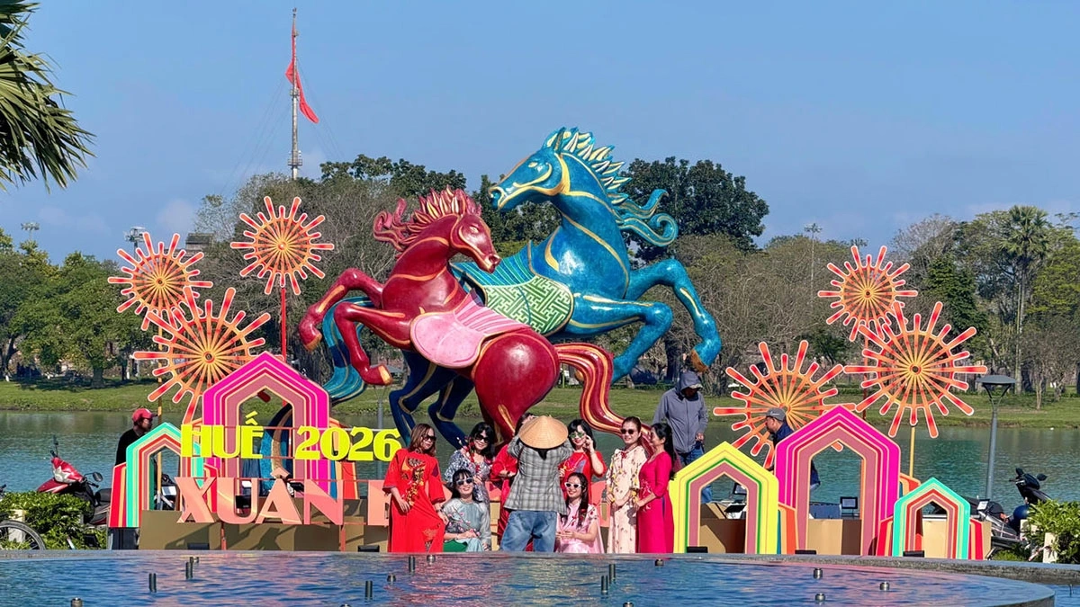 Linh vật ngựa tại đài phun nước trước trụ sở UBND TP.Huế thu hút du khách vì vẻ đẹp sắc sảo, màu sắc hiện đại.