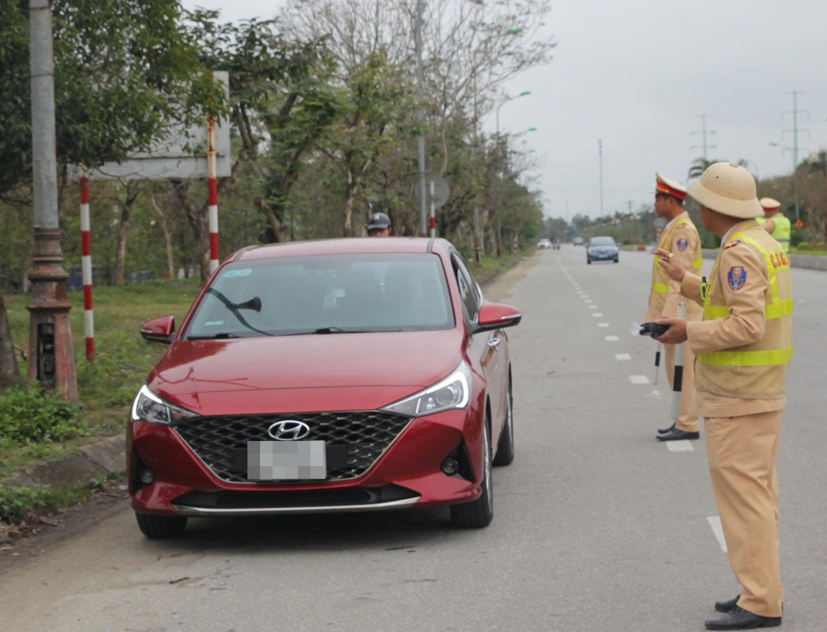 Tổ công tác yêu cầu phương tiện dừng xe kiểm tra nồng độ cồn theo kế hoạch cao điểm bảo đảm trật tự, an toàn giao thông Tết Nguyên đán.