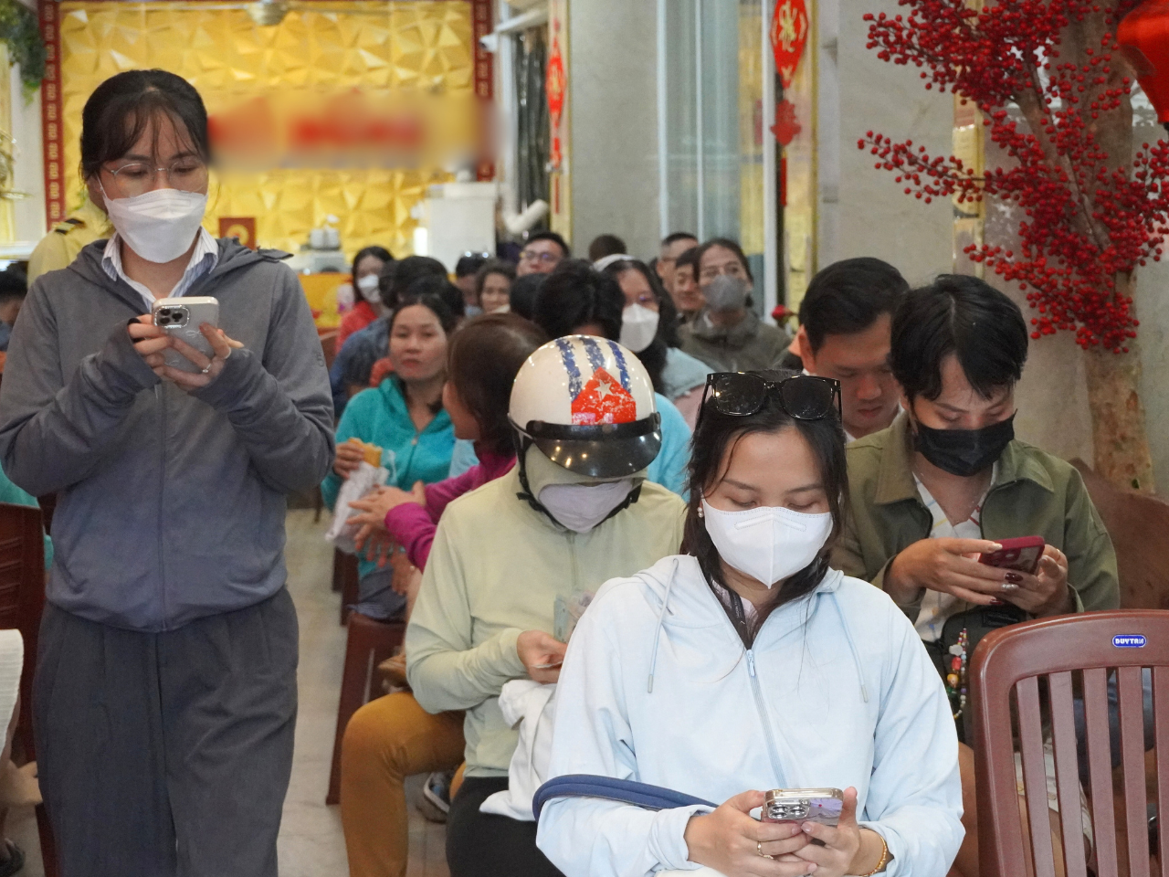 Do số lượng người đến mua vàng đông đúc, các tiệm vàng ở TP.HCM bố trí khu vực riêng để khách hàng chờ đến lượt.