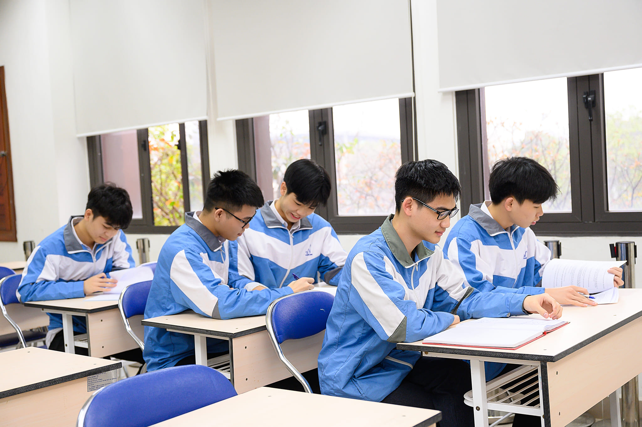 Bên cạnh thành tích trong các kỳ thi tốt nghiệp và tuyển sinh đại học, học sinh Trường THPT Chuyên Bắc Ninh còn ghi dấu ấn tại nhiều cuộc thi học sinh giỏi cấp quốc gia và quốc tế.