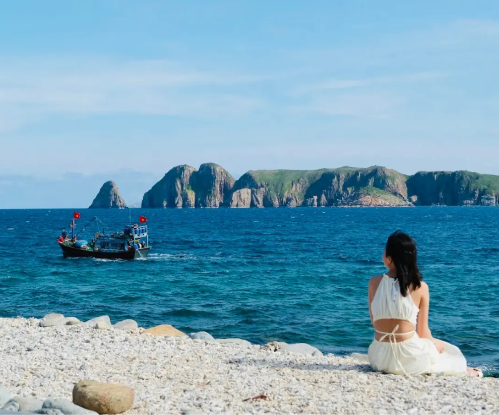 Đảo Bích Đầm  - hòn đảo hoang sơ với biển xanh trong, làng chài yên bình và những góc check-in mộc mạc.