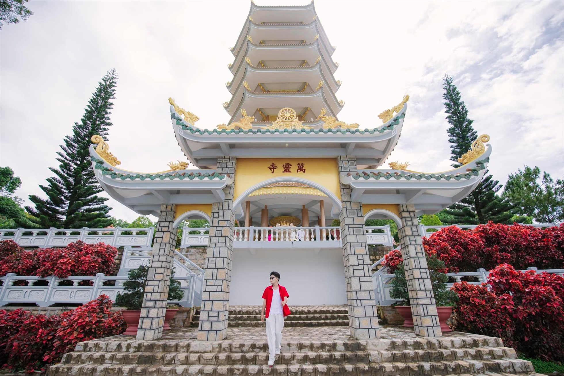 Ch&ugrave;a Vạn Linh tr&ecirc;n N&uacute;i Cấm