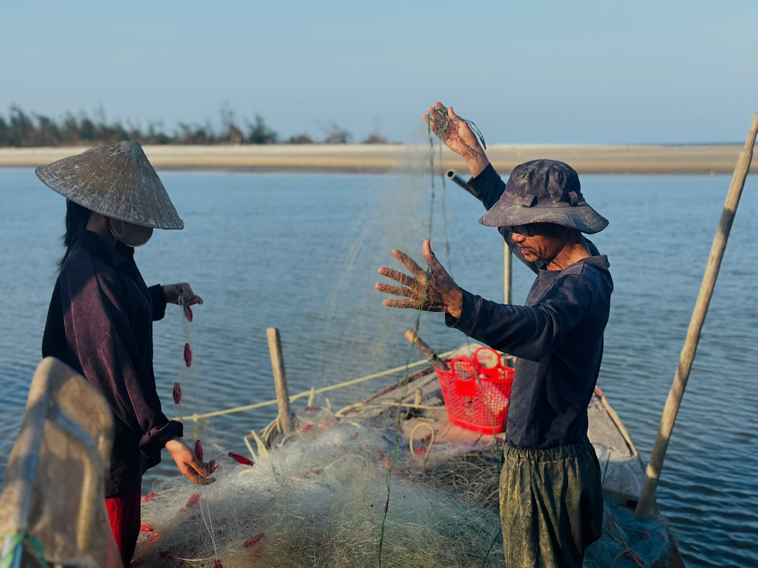 Tại vùng biển xã Lộc Hà, ngư dân cũng rất vui khi những ngày đầu năm mới thời tiết thuận lợi, giúp họ vươn khơi đánh bắt hải sản gần bờ.