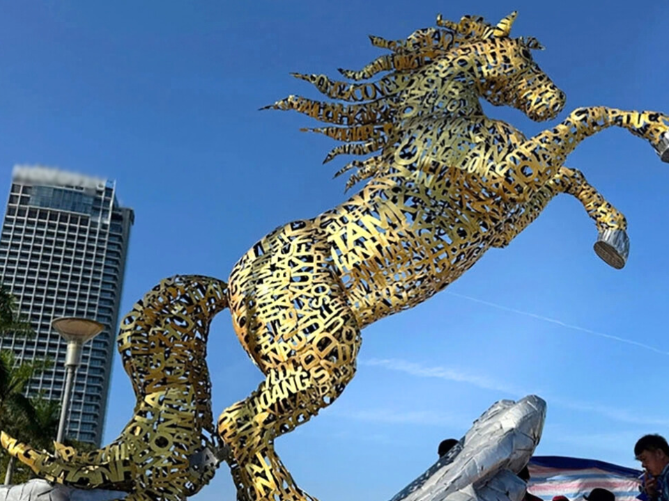 Cách thiết kế độc đáo này mang ý nghĩa sâu sắc về sự hội tụ, thể hiện tinh thần đoàn kết chặt chẽ của người dân Đà Nẵng trước kỷ nguyên mới.