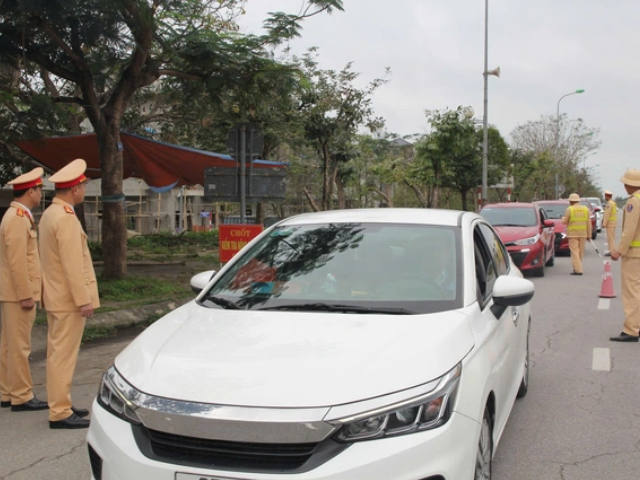 Lực lượng CSGT Công an tỉnh Nghệ An lập chốt kiểm tra nồng độ cồn trên tuyến đường qua địa bàn