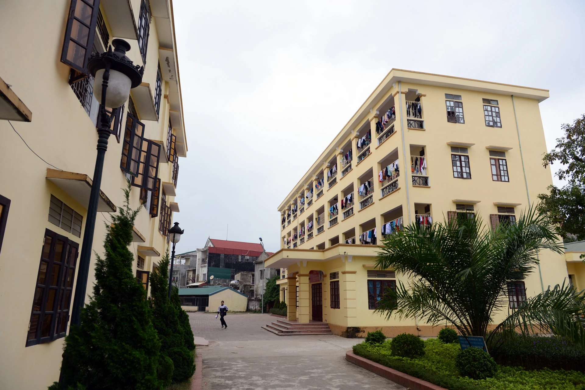 Với một ngôi trường chuyên, cơ sở vật chất không chỉ được hiểu là phòng học hay trang thiết bị, mà còn là hệ sinh thái hỗ trợ việc học gồm tài nguyên chuyên môn, môi trường tự học, không gian câu lạc bộ và các hoạt động trải nghiệm.