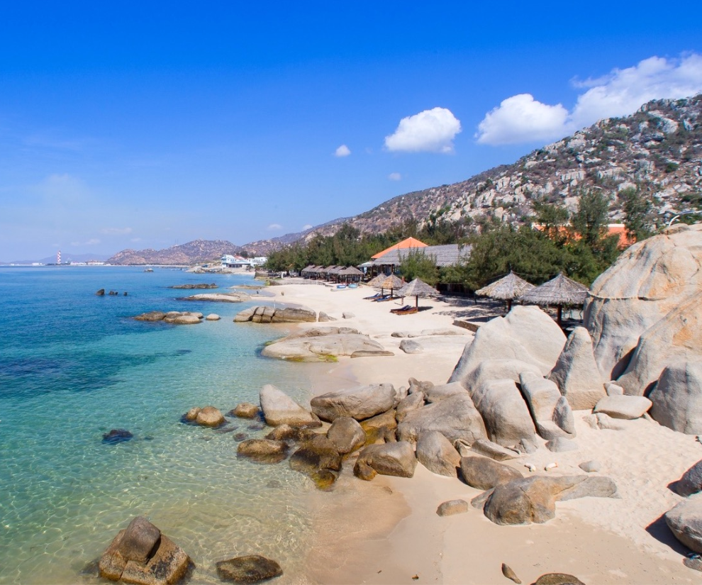 Bãi biển Cà Ná nằm trong vùng nước trồi giàu tài nguyên, là ngư trường quan trọng của Khánh Hòa với nhiều loại hải sản tươi ngon. Bãi biển trải dài khoảng 3km dọc theo quốc lộ 1A, mang vẻ đẹp hoang sơ, thơ mộng – điểm dừng chân lý tưởng cho du khách.