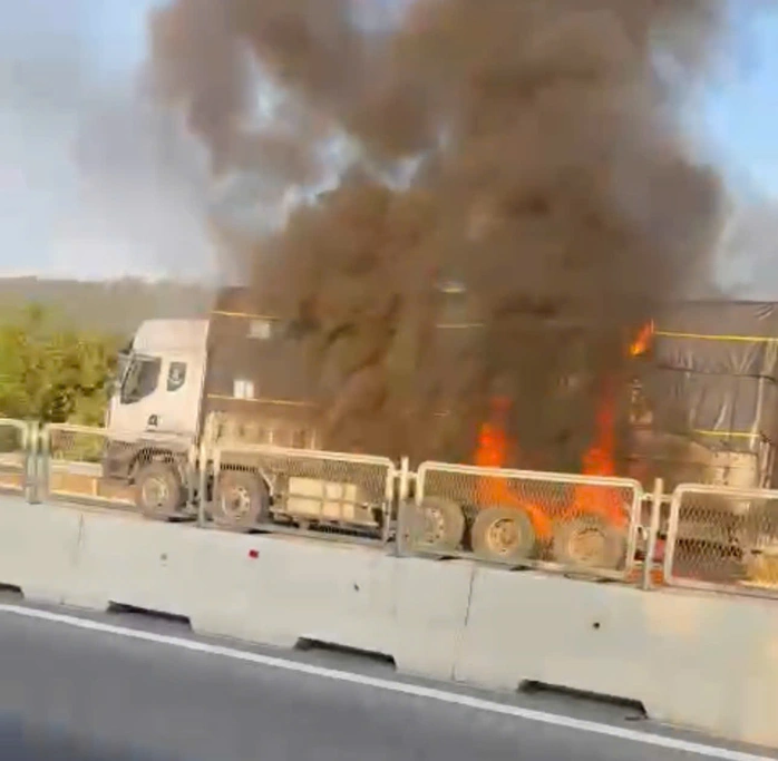 Xe tải bốc cháy dữ dội trên tuyến cao tốc Cam Lâm – Vĩnh Hảo,