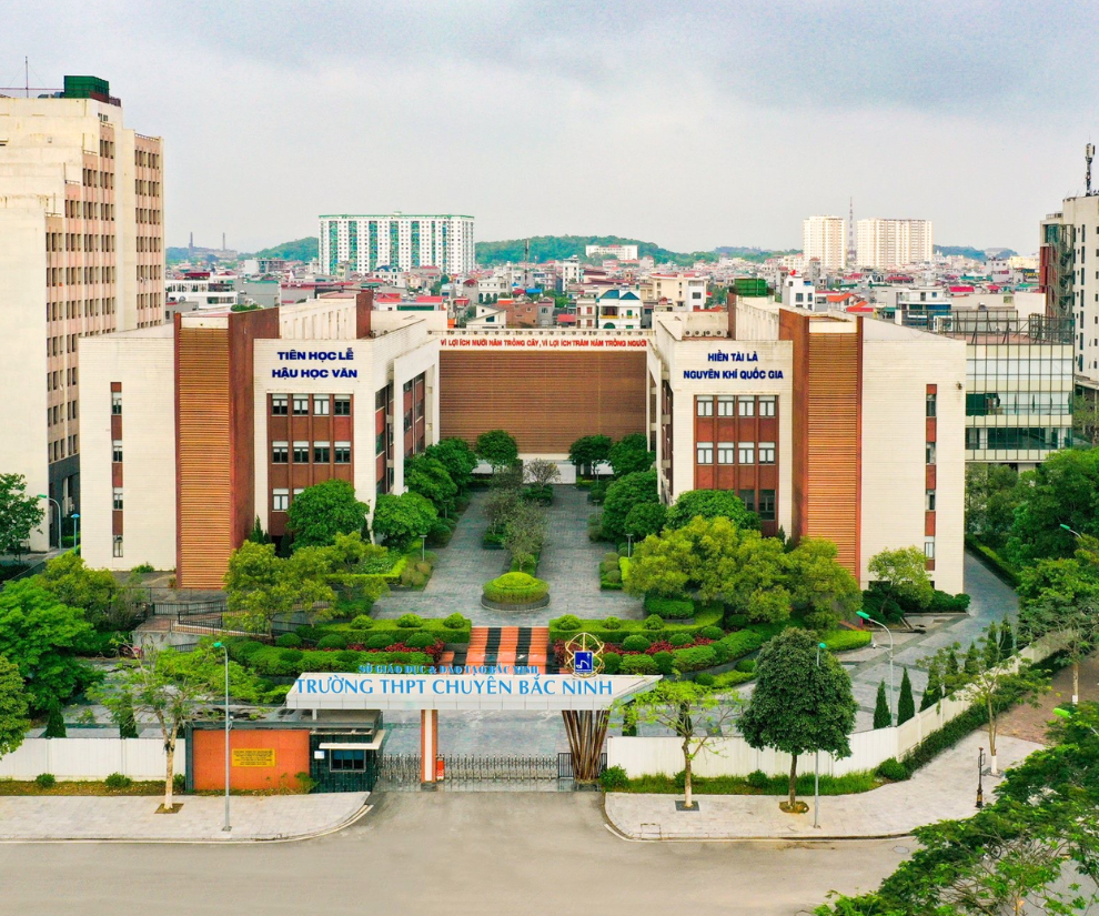 Không chỉ riêng năm 2025, Trường THPT Chuyên Bắc Ninh đã nhiều lần ghi dấu trên bảng vàng thành tích của các kỳ thi quan trọng. Trong kỳ thi THPT QG năm 2024, trường từng gây chú ý khi có tới 5 thủ khoa khối C00 toàn quốc với mức điểm 29,75.