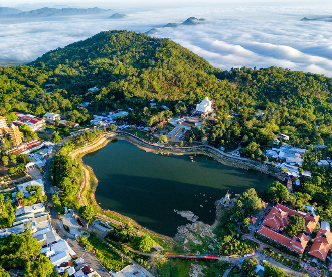 Để Chuyến Tham Quan Khu Du Lịch Núi Cấm Được Có Nhiều Trải Nghiệm Thú Vị, Bạn Nên Đi Vào Tháng 1-4 Hằng Năm. Hoặc Vào Tháng 8 Âm Lịch Có Thể Được Trải Nghiệm Văn Hóa Của Người Khmer Ở Đây Với Nhiều Lễ Hội Độc Đáo.