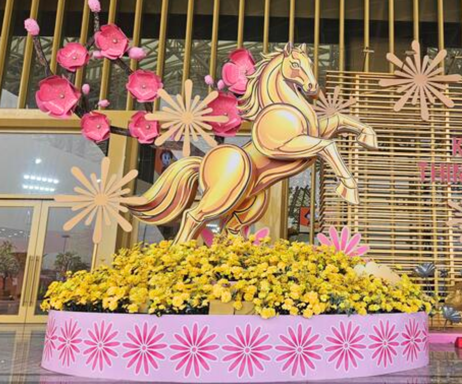 Các trung tâm thương mại ở Hà Nội cũng dần hoàn thiện các mô hình linh vật ngựa chào đón Tết Bính Ngọ 2026.