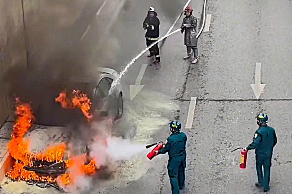 Khoảng 11h15 trưa 17/1, một ô tô mang nhãn hiệu Audi đang lưu thông trong hầm chui Thanh Xuân bất ngờ bốc cháy, buộc lực lượng chức năng tạm đóng hầm để dập lửa và bảo đảm an toàn.